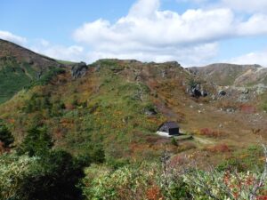 ②変化に富む景観を楽しむ「毛せん峠～秋田焼山トレッキング」